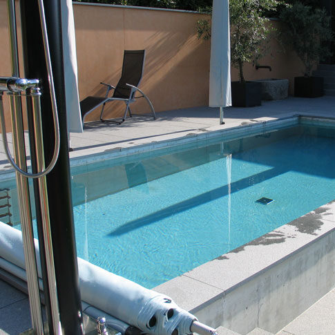 Schwimmbad Beton roh mit Thermo-Schutz-Roll