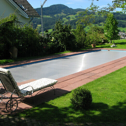 Elementbecken mit Unterflur-Abdeckung und römischer Treppe